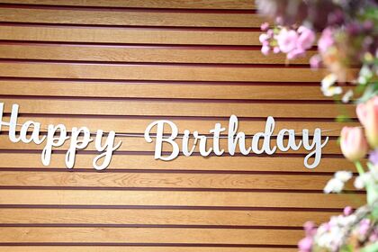 图片上写着“生日快乐”，这是庆祝MES成立20周年的象征。