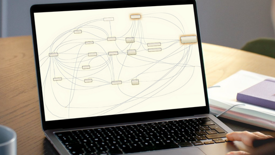 Dieses Bild zeigt ein komplexes Stateflow-Modell mit mehreren hierarchischen Unterebenen.