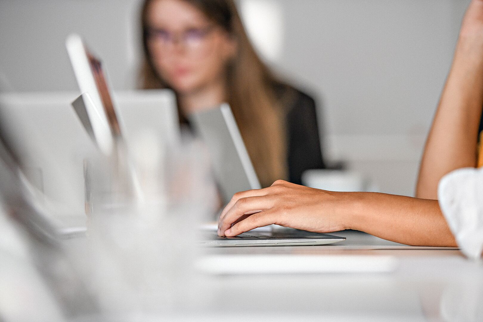 本图片展示了网络研讨会 “AUTOSAR模型的静态分析” 的封面。